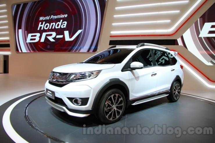 Honda-BR-V-white-front-three-quarter-at-Gaikindo-Indonesia-International-Auto-Show-2015-900x600